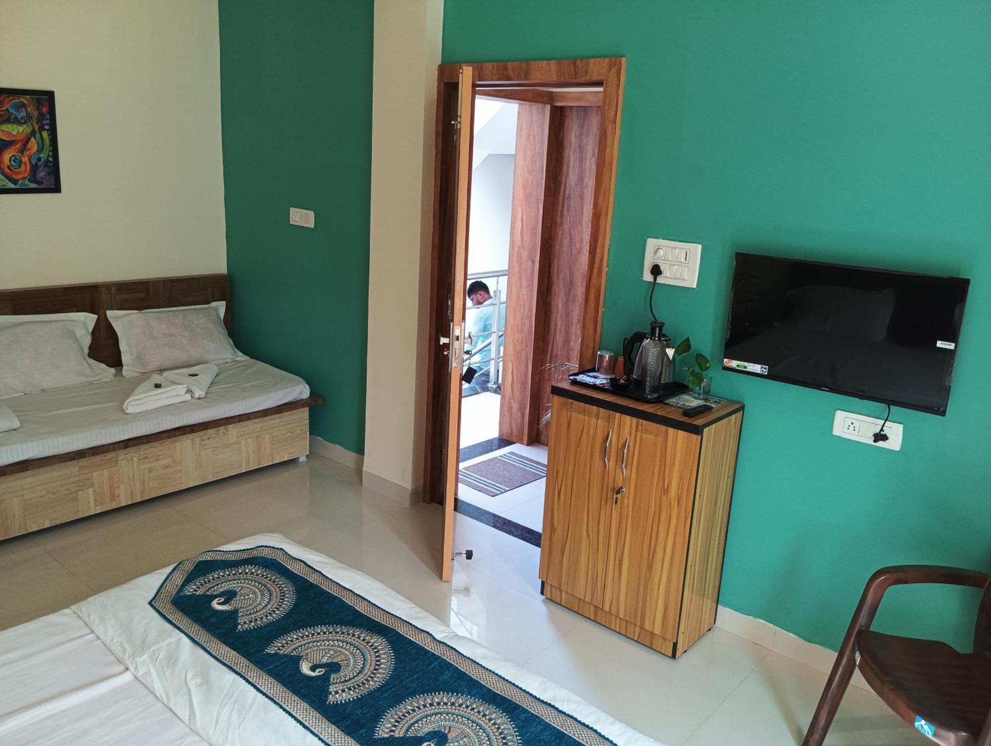 Hotel Shivashray Luxury Stays & Inn Ujjain Exteriör bild